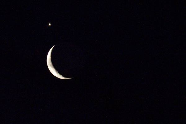 Snímek Měsíce s Venuší nad horním cípem srpku