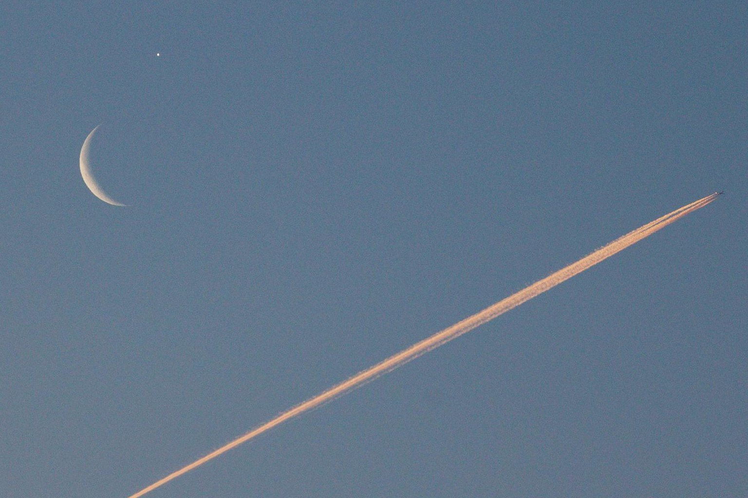 Snímek setkání Mesíce a Venuše s letadlem